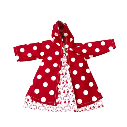 Robe de poupée blanche à dessins rouges revêtue d'un manteau de poupée à capuche rouge à pois blancs