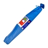 Long sac en tissu bleu contenant les composants du theatre de marionnettes en tissu pour ouverture de porte.