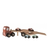 Camion jouet en bois rouge pastel sur lequel sont transportées 4 petites voitures.