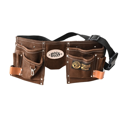 Een donkerbruine lederen gereedschapsriem met 2 zakjes en talrijke onderverdelingen. Tussen de 2 zakken is het opschrift 'Boss' te lezen in zwarte letters.