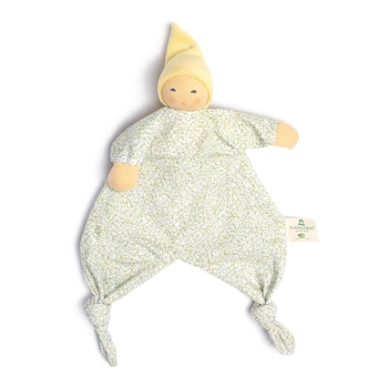 Knuffeldoekje Nanchen bloemenpopje met zachtgroen lichaam en lichtgele pinnenmuts.