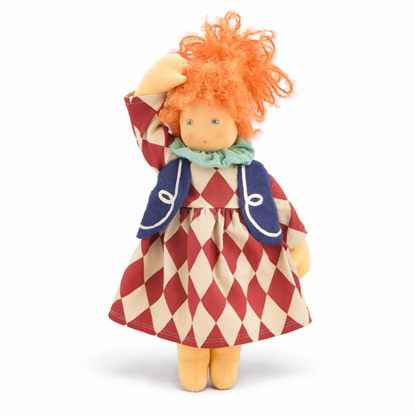 Nanchen pop met halflang rood mohair haar en blauwe ogen in beige en baksteen rood kleedje met ruitjes, lichtgroene kraag en blauwe wollen bodywarmer. 