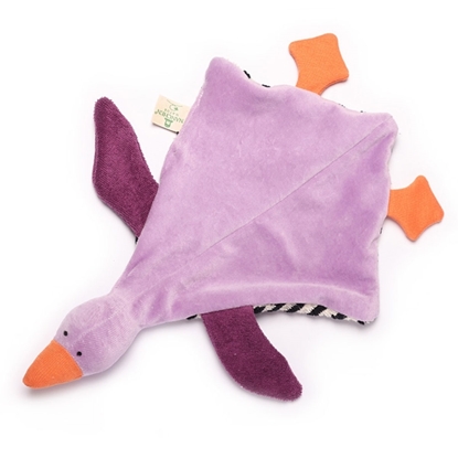 Paarse Knuffeldoekje Nanchen Paradies Vogel flieder in bio katoen ligt plat op haar buik met oranje pootjes en bek en bordeaux vleugels. 