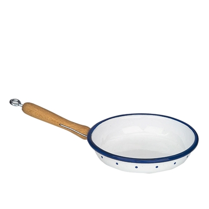 Speelgoed braadpan diameter 12 cm in witte email met blauwe stippen en een houten steel.