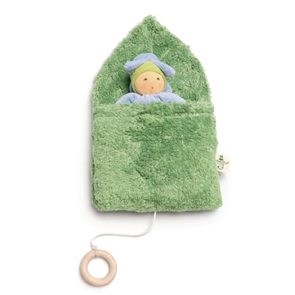Een groen slaapzakje bevat een blauw Nanchen popje. Onderaan het slaapzakje is een koordje om het muziek in gang te trekken.
