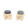 Due piccole scatole in legno per denti da latte decorate con una luna rosa e un topo grigio.