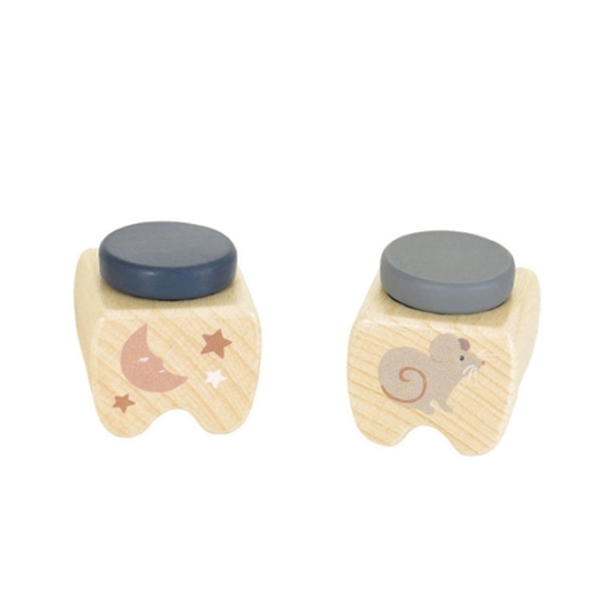 Due piccole scatole in legno per denti da latte decorate con una luna rosa e un topo grigio.